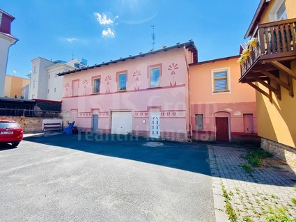 Prodej bytu 77m2, garáž 27m2, sklep 17m2, půda 60m2, před rekonstrukcí, ul. Husova - Mariánské Lázně - Fotka 1