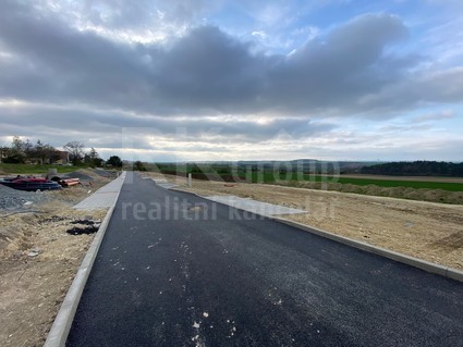Prodej stavebního pozemku Slaný - Dolín 800 m2 včetně stavebního povolení na RD 5+kk + garáž.  - Fotka 2