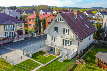 Prodej domu se 3 byty s vlastními zahradami parkováním v klidné vilové čtvrti Františkových Lázních - Fotka 1