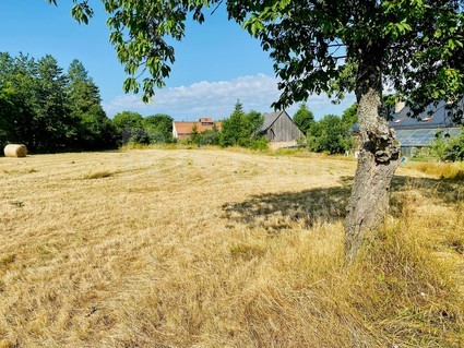 Exkluzivně, prodej pěkného stavebního pozemku 4384 m2 se stodolou na okraji obce Olbramov - Fotka 1