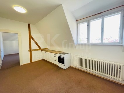 Pronájem atypického podkrovního bytu 3+kk, 67 m2 v centru města Cheb.  - Fotka 16
