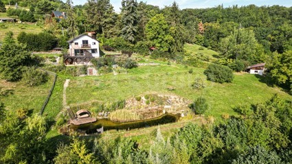 Prodej rodinného domu s pozemkem 20615 m2, zahradním domkem a vlastním biotopem v Křivoklátě.  - Fotka 1