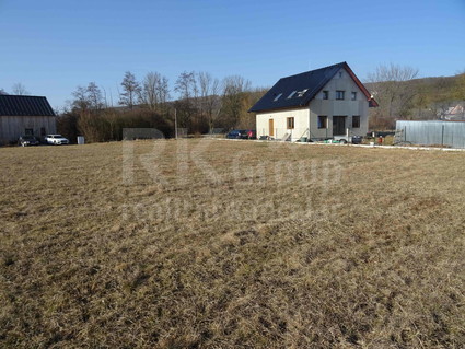 Prodej stavebního pozemku 1227 m2 ve velmi hezkém klidném místě  - Fotka 1