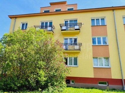 Pronájem bytu 2+1, 1.P, 2x balkón, komora, sklep, zařízený, ul. Americká - Mariánské Lázně - Fotka 1
