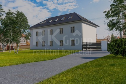 Prodej RD se stavebním povolením o 6 jednotkách s celkovou čist. výměrou 422 m2 Český Brod - Štolmíř - Fotka 1