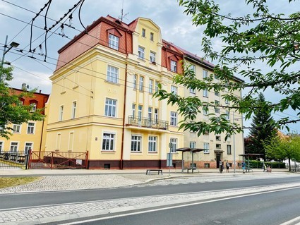 Pronájem bytu 2+kk, 66m2, sklep, půda, po rekonstrukci, ul. Hlavní třída – Mariánské Lázně - Fotka 1