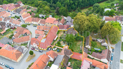 Rozmanitá nemovitost vhodná k dobudování v centru Bechyně.  - Fotka 9