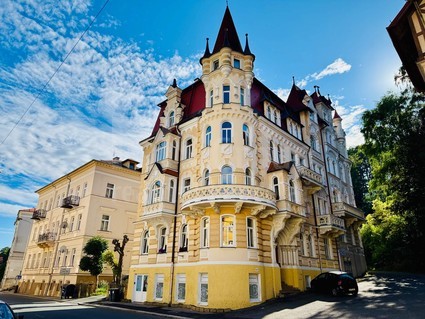 Pronájem světlého bytu 2+1 s komorou,  61m2, 3. patro ul. Ruská - Mariánské Lázně - Fotka 1