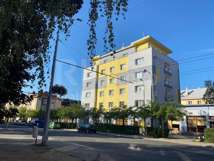Pronájem zařízeného bytu 2+1 po rekonstrukci, 56 m2, ulice Skalníkova – Mariánské Lázně - Fotka 1