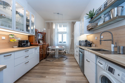 Elegantní bydlení u Smíchovské náplavky – 2+1, klidná ulice v těsné blízkosti Anděla.   - Fotka 1