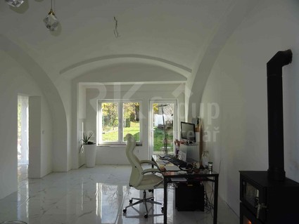 Vícegenerační dům v srdci Panenského Týnce, který je hojně navštěvován turisty - Fotka 3