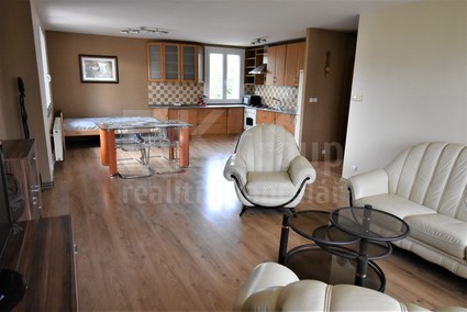 Pronájem prostorného slunného bytu 2+kk, 71 m2 s lodžií, Praha 8 - Kobylisy, ul. Služská - Fotka 1