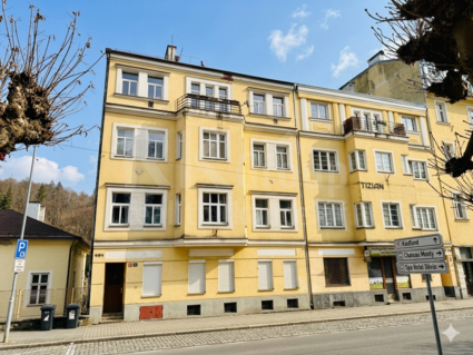 Pronájem prostorného bytu 4+1, 112 m² se sklepem a balkónem, ul. Ruská – Mariánské Lázně - Fotka 1