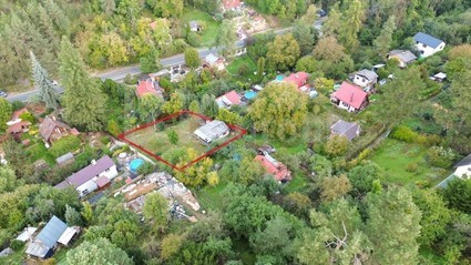 Stavební pozemek 664 m² v Praze 5 s podaným projektem rekonstrukce na stavební povolení! - Fotka 2