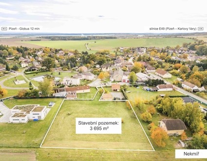 Výjimečný stavební pozemek o rozloze 3 695 m² v obci Nekmíř – soukromí a prostor pár minut od Plzně - Celkový pohled na pozemek a dopravní dostupnost