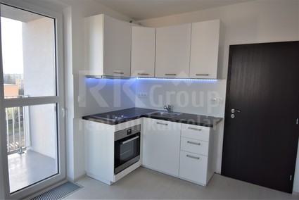 Pronájem ateliéru 1+kk, 31 m2, s balkonem 3 m2 a sklepem 4 m2 v novostavbě, P-10, ul. Horolezecká - Fotka 2