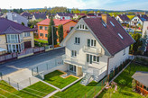 Prodej domu se 3 byty s vlastními zahradami parkováním v klidné vilové čtvrti Františkových Lázních
