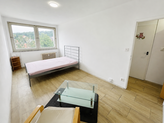 Pronájem světlého bytu 1+1, 30 m2 s pěkným výhledem 300 m od metra Hloubětín. 